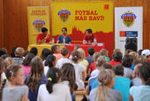 V pražských školách to žilo fotbalem. Hráči besedovali s dětmi